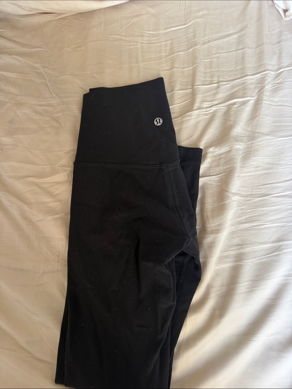 LIKE NEW lululemon size 4, 25” Black align leggings